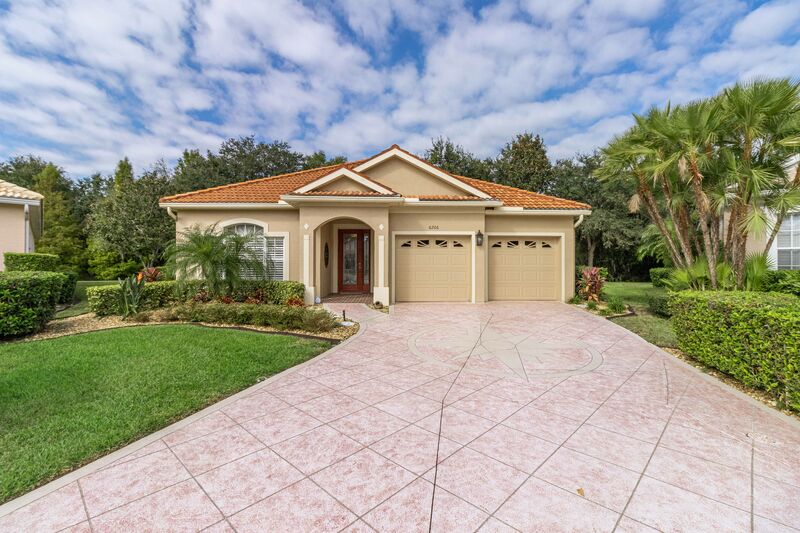 Florida home exterior photographed by Vuzario