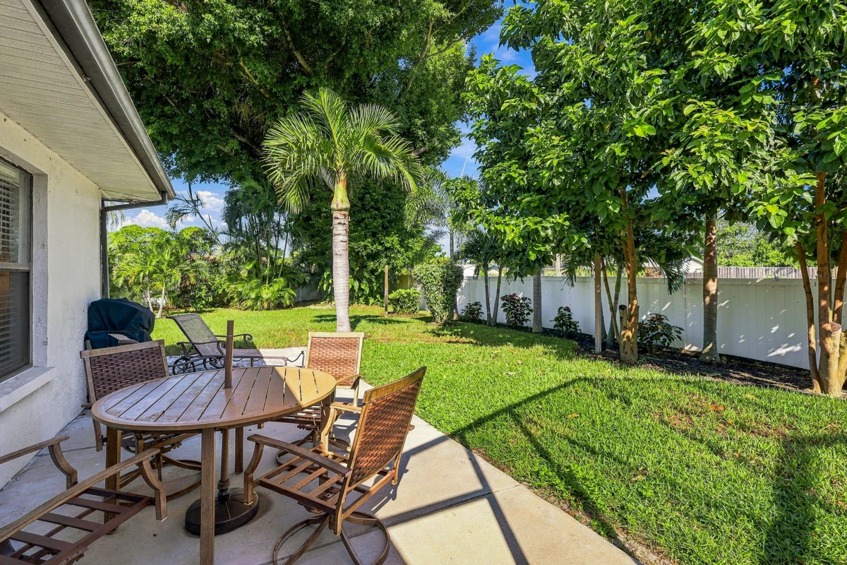 Private garden and outdoor dining photographed by Vuzario